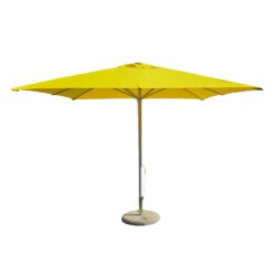 Keltainen aurinkovarjo edestä