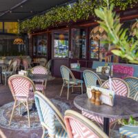 96906080_terrasstoel_toby_roze_1hr_sfeer