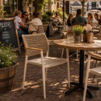96921410_tobias_terrasstoel_bruin_zand_sfeerhr